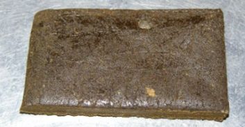 נעצרו בדירה עם קילו חשיש ו-100 אלף שקלים