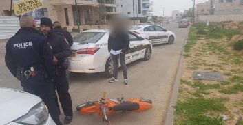 ילד בן עשר רכב על אופנוע ללא ביטוח, בהדרכת אביו