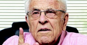 תנועת אומ"ץ למנדלבליט: לפתוח את חקירת נתניהו בתיק 3000