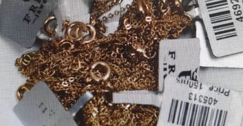 חשד: תושב תל מונד פרץ לחנות בקניון רמת גן וגנב תכשיטים