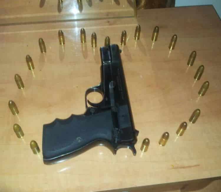 אקדח קליעים איומים על עורכת דין