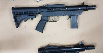 שני תתי מקלע "קרלו" נמצאו מוסלקים בחצר בטייבה