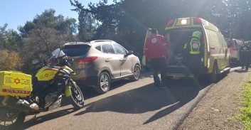 סוף שבוע לא רגוע: הולכת רגל שנפצעה קשה, התהפכות רכב מסחרי, ואופנוען שפונה במסוק