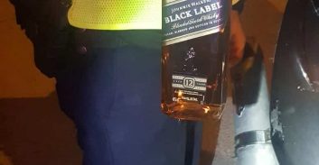 רוכב אופנוע נעצר לאחר מרדף עם בקבוק וויסקי בתא הכיסא