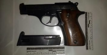 אקדח ומחסנית מלאה על גג הבניין ביפו