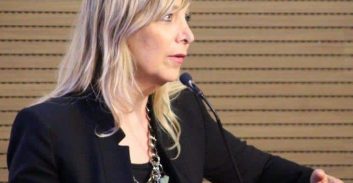 החוק העירום להפללת צרכני הזנות