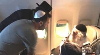 ברגע האחרון: הרב ברלנד חזר לאומן בטיסה אחת עם ליאור נרקיס