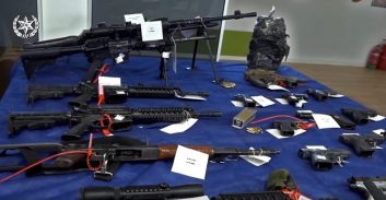 צפו בסרטון: הסוכן הסמוי קנה 11 מטעני חבלה, רובים ואקדחים