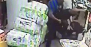 עבודות של"צ למחסנאי שתקף את הספק מול מצלמות האבטחה