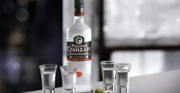 פוטר קצין שב"ס שהזמין עצורה לשתות וודקה וניסה לנשק אותה