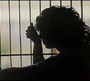 אילוסטרציה אישה בכלא מאתר בחול