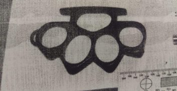 אי הרשעה לצעיר שהחזיק אגרופן