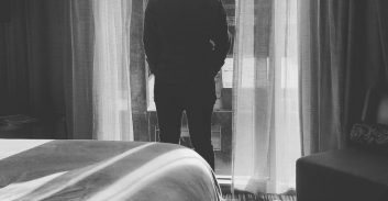 בוטלה הרשעת נאשם באיום לרצח אשתו עקב חשש לפגיעה במקום העבודה