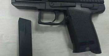 הרצליה: מוכרים למשטרה נעצרו עם אקדח אוויר וקנאביס