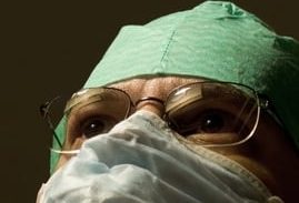 אי הרשעה לקורבן דקירה שירק על רופא וסטר לו