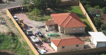 המשטרה: שוהים בלתי חוקיים משפצים את הבית של דומרני