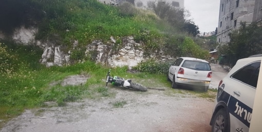 האופנוע כפי שהושאר על ידי הנאשמים