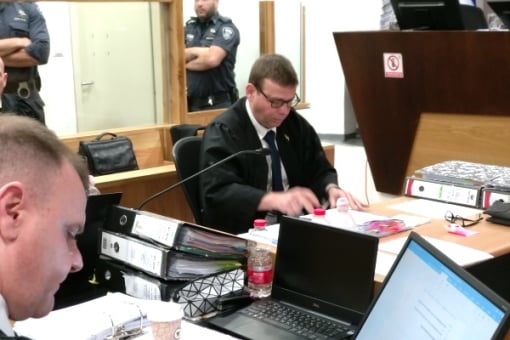 עו"ד ירון ברזילי באולם משפט פרשה 1131