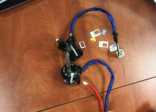 בפשיטה נמצאו גם כלי פריצה. הציוד (מהמשטרה)