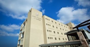 שב"ס פוגע בזכות ההיוועצות של נאשמים בנסיון לשמור על הזכות לכבוד של אסירים