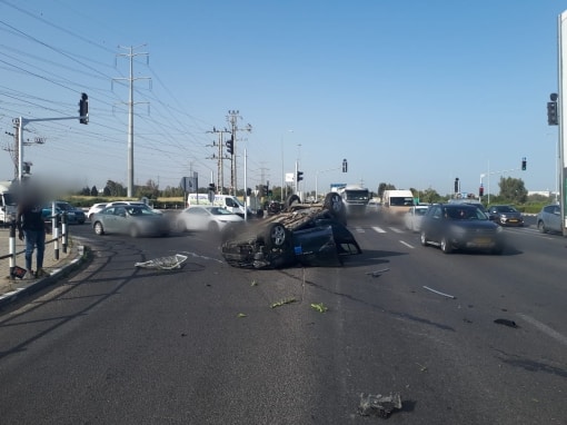 הרכב לאחר ההתהפכות (צילום: דוברות המשטרה)