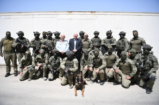 הנשיא ריבלין עם לוחמי שב"ס (צילומים: דוברות שב"ס)