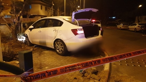 הרכב של החשוד לאחר הפגיעה בעץ (צילומים: דוברות המשטרה)