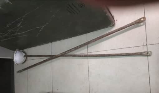 הברזלים שפגעו בפועל וגרמו למותו (צילום: משטרה)