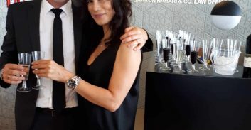 עו"ד שרון נהרי תקע מזוזה בקומה -40