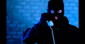 עוקץ מפורסמים מאחורי הסורגים