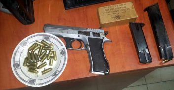 שני חשודים בהחזקת אקדח טעון ומאות כדורים בערערה