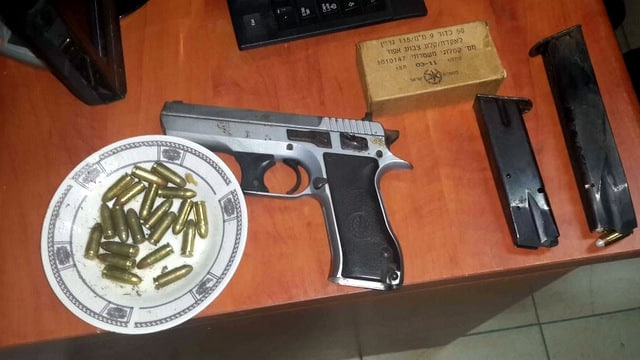 קופסת תחמושת לצד אקדח (צילום ארכיון להמחשה: דוברות המשטרה)