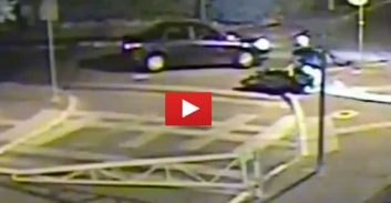 צפו בסרטון: נהג התנגש באופנוען, בכוונה או לא?