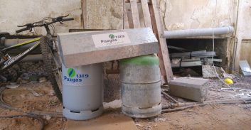 חשד שהניחו בלוני גז בפתח בית: "סיגריה דלוקה יכלה לפוצץ את הבניין"