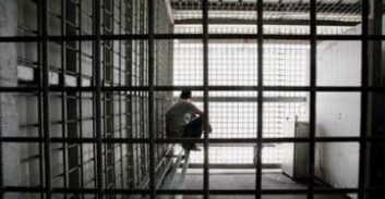דם יזע ודמעות במרתף המעצרים