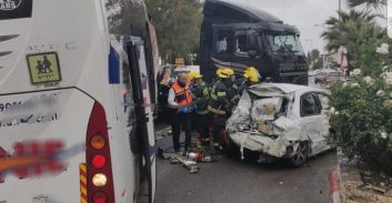 כביש 89 נחסם בשל תאונה בין משאית, אוטובוס וכלי רכב פרטיים