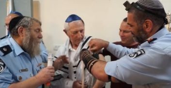 מוטב מאוחר: הבלשים חגגו בר מצווה לניצול שואה בן 82