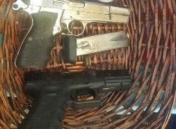 אב ובנו נאשמים בהחזקת אקדחים שנגנבו לפני יותר מ-30 שנה