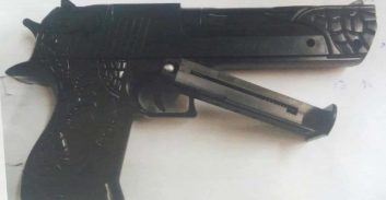 אישום: התחזה לשוטר ואיים באקדח-דמה על יצאנית