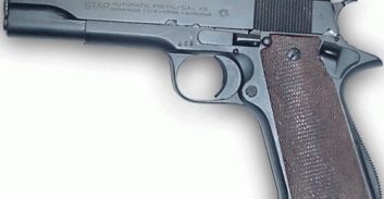 אישום: מוכר למשטרה החזיק בנתיבות אקדח, תחמושת וסמים