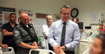 השר ארדן ללוחם מג״ב שנפצע בפיגוע: ״גיבור אמיתי״
