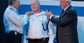 תעודת הוקרה מנשיא המדינה לקרמשניט על חשיפת שחיתות במשטרה