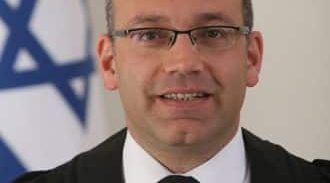 השופט שלח את המשטרה לטפל בכלב של חשוד באיומים