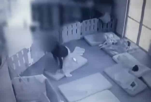 מטפלת מכה בפעוטון