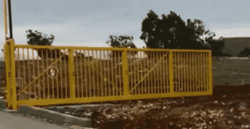 מה הקשר בין מאבק באלימות וסמים לבין גדרות ושערים?