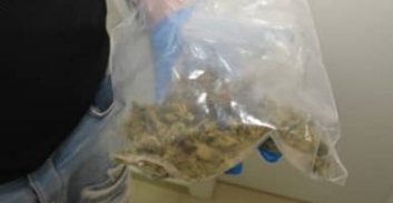 נאשם בנהיגה פרועה, הפרעה לשוטר והחזקת סמים שוחרר למעצר בית