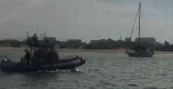 יחידת השיטור הימי חילצה יאכטה שנתקעה במים רדודים מול הקריות