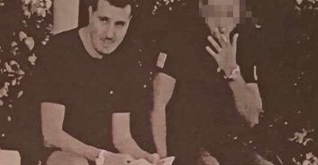 את הכסף של הסוכן הסמוי סופרים במדרגות של בית המשפט