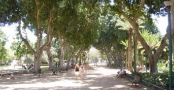 אישום: ניצלו קטינות לזנות