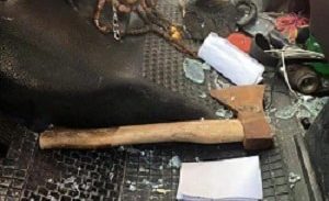 אישום: השליך גרזן על רכב פלסטיני